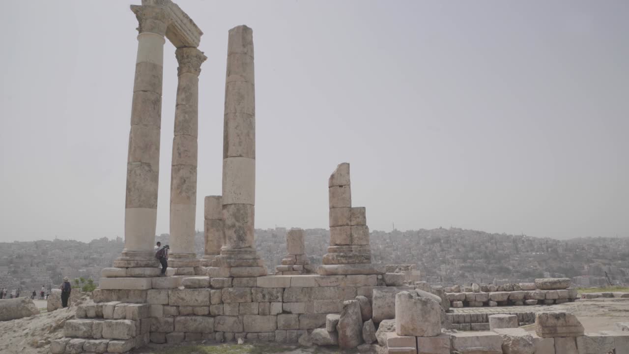 ruinas del templo de hércules en la ciudadela romana en amman, jordania