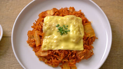 Arroz-Frito-Con-Kimchi-Con-Carne-De-Cerdo-Y-Queso-Coronado---Estilo-De-Comida-Asiática-Y-De-Fusión