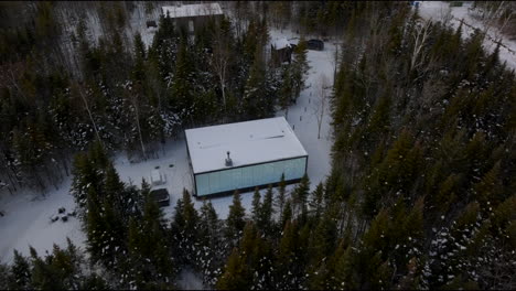 Mirrored-Glamping-Cabin-In-Snow-Covered-Landscape-With-Lush-Trees-In-Quebec,-Canada