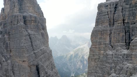 Fliegen-Zwischen-Zwei-Berggipfeln-In-Den-Gipfeln-Der-Italienischen-Dolomiten