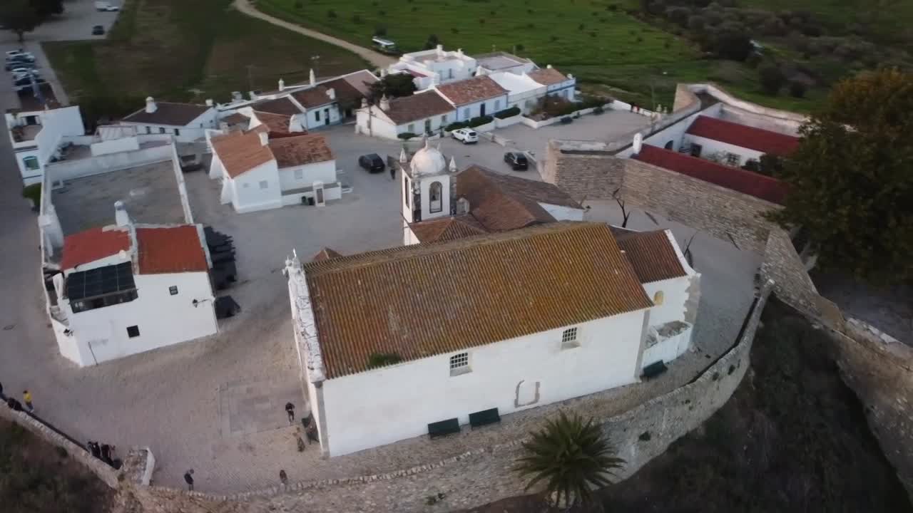 círculo aéreo pan, órbita, sobre la hermosa y antigua iglesia cacela velha