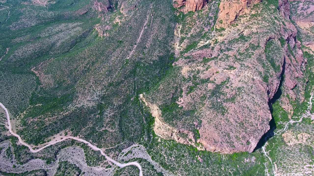 avanzar para rodar revela una vista aérea del espectacular paisaje montañoso del desierto y el vasto océano distante
