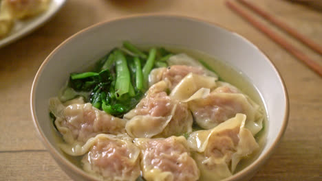 sopa wonton de cerdo o sopa de albóndigas de cerdo con verduras - estilo de comida asiática