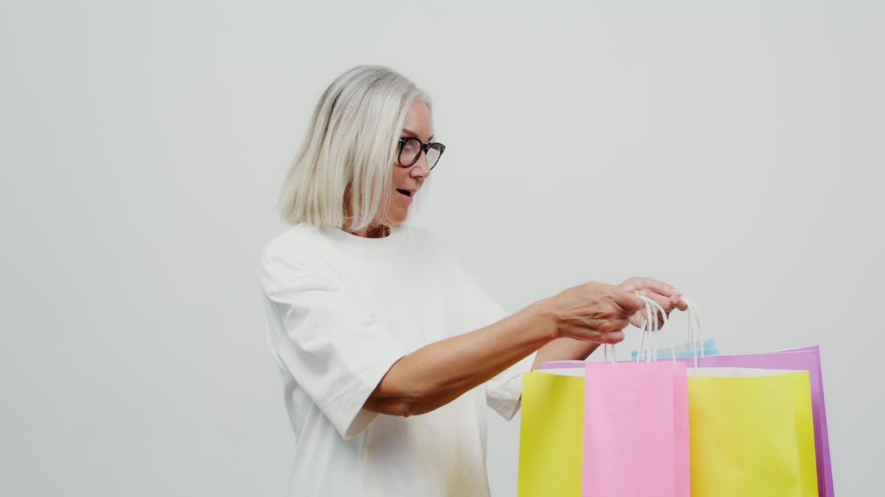 una mujer mayor haciendo compras con entusiasmo.