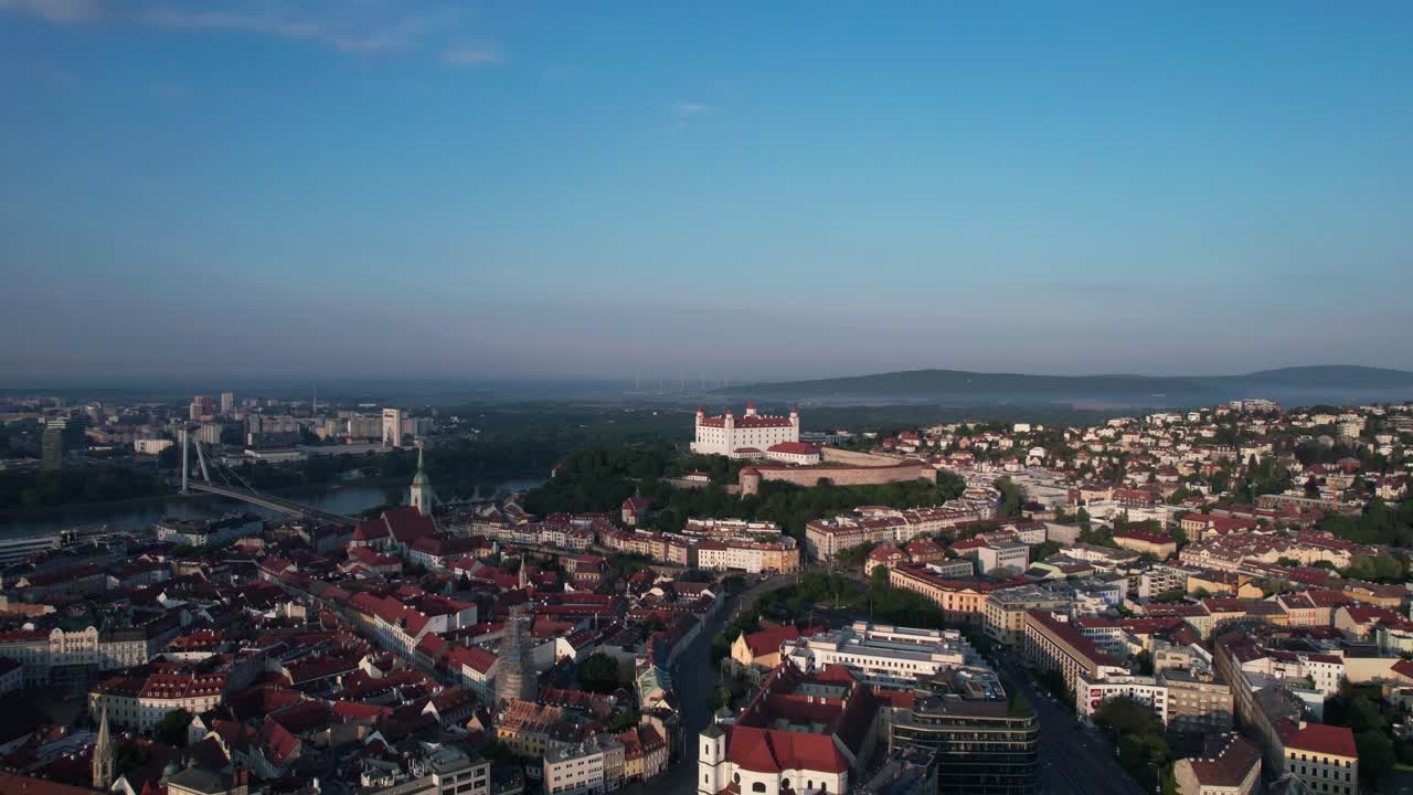 desde las impresionantes vistas de la colina del castillo de bratislava hasta las bulliciosas calles de la ciudad, las imágenes aéreas capturan la esencia de la capital de eslovaquia y su encanto único