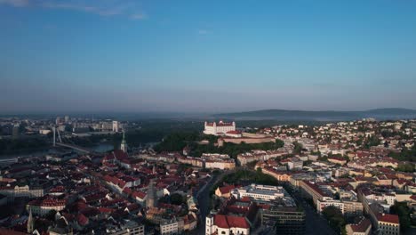 Desde-Las-Impresionantes-Vistas-De-La-Colina-Del-Castillo-De-Bratislava-Hasta-Las-Bulliciosas-Calles-De-La-Ciudad,-Las-Imágenes-Aéreas-Capturan-La-Esencia-De-La-Capital-De-Eslovaquia-Y-Su-Encanto-único