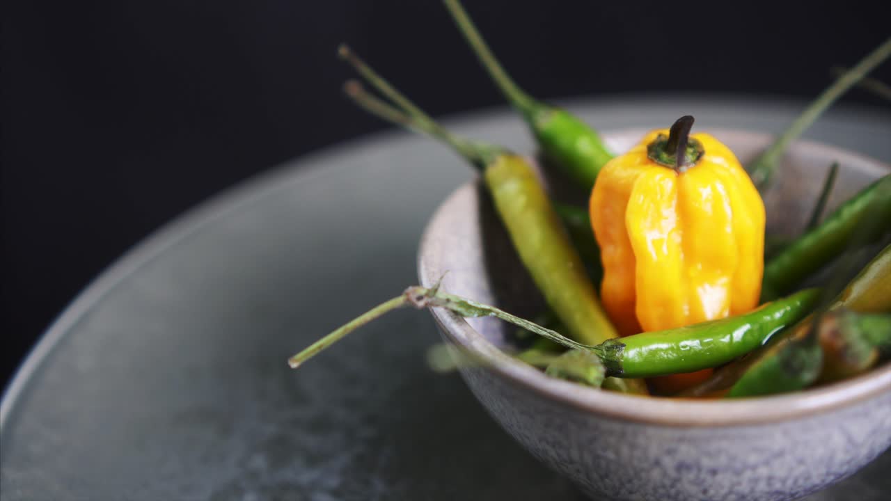 중간에 신선한 캐롤라이나 사신과 함께 회전하는 칠리 고추를 닫습니다