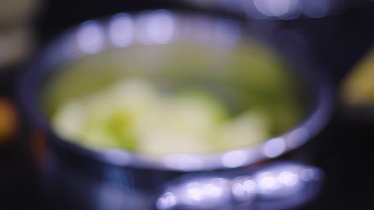 cortar la patata, la preparación de la sopa de verduras