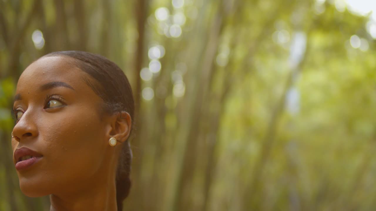 increíble primer plano de una cara bonita modelo en una catedral de bambú
