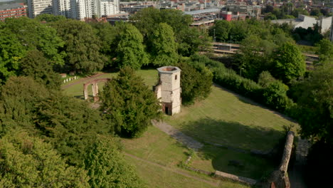 Absteigende-Luftaufnahme-über-Einem-Verlassenen-Kirchengebäude-In-Basingstoke,-Großbritannien