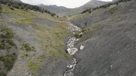 video de drones volando montaña desfiladero río cañón corriente gramos grecia