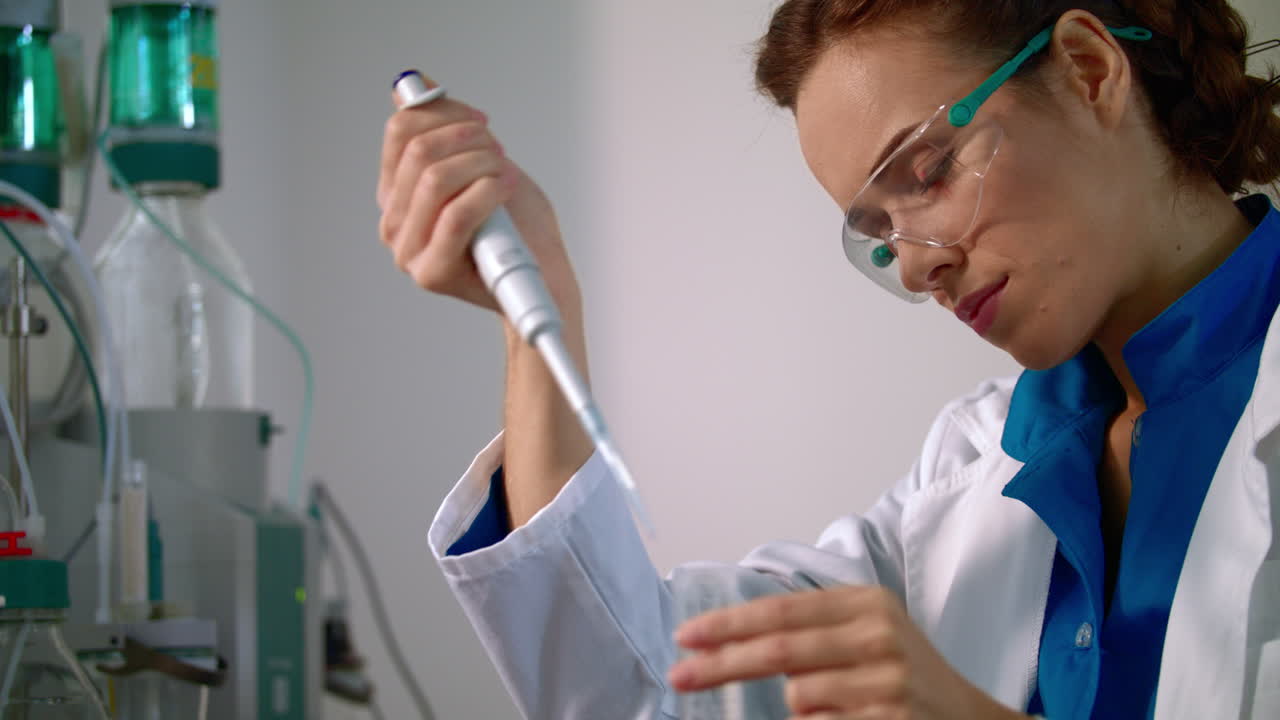 Chimica che fa ricerca chimica. Scienziata al lavoro su ricerca chimica