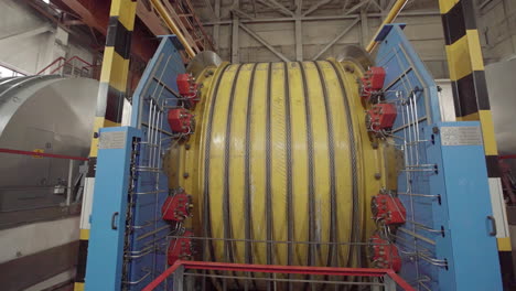 bobina de cable grande en el entorno industrial