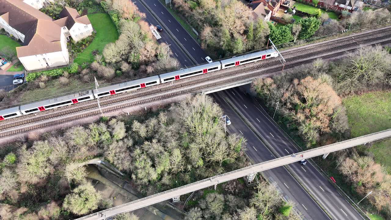 el puente de cruce de trenes wickford essex centro de la ciudad del reino unido dron, aéreo