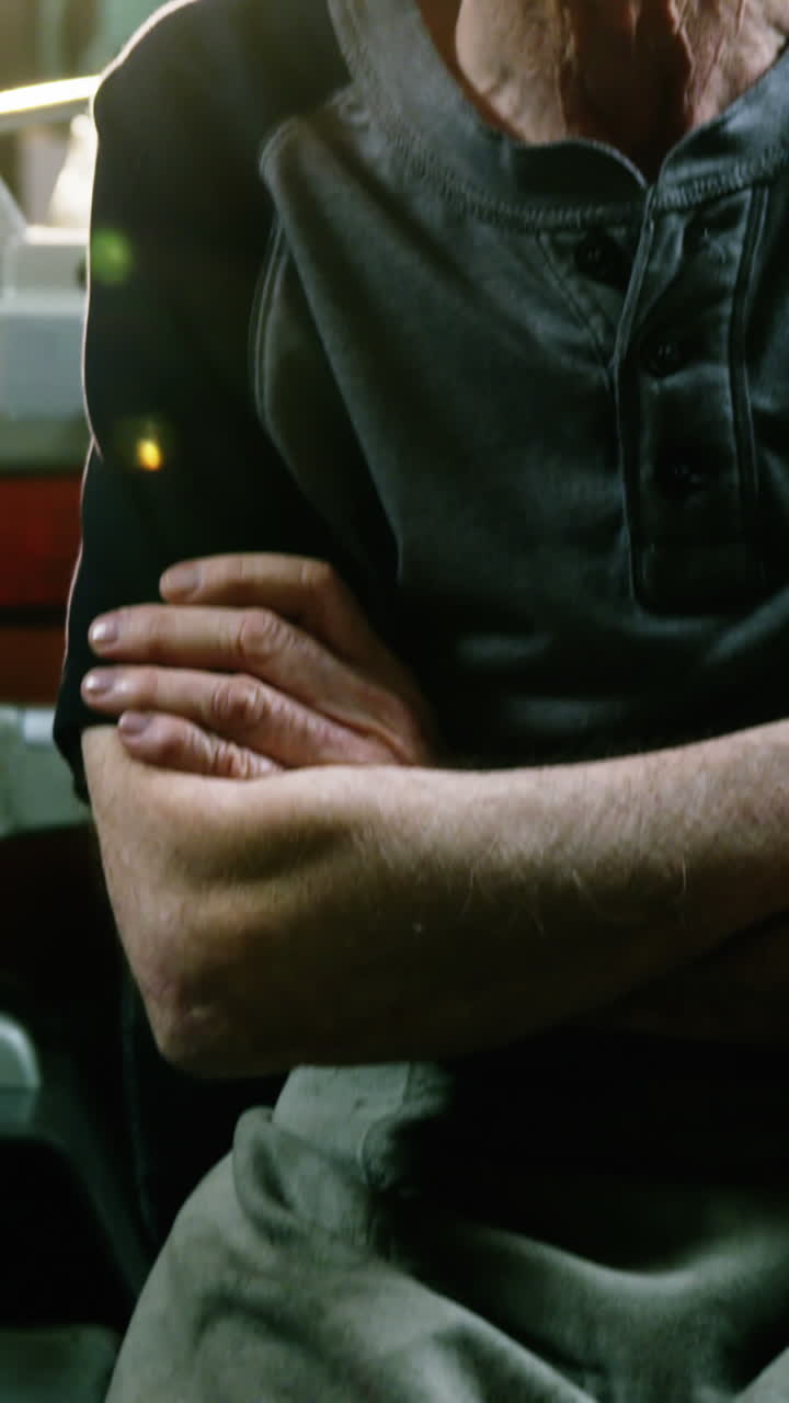 retrato de un zapatero de pie con los brazos cruzados