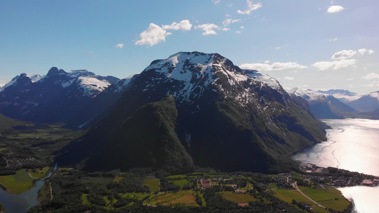 노르웨이 피요르드와 산의 아름다운 전망과 함께 드론 패닝