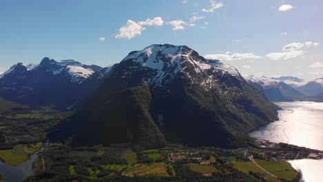 dron panorámico a la derecha con una hermosa vista de los fiordos y montañas noruegos
