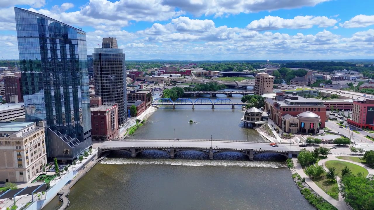 Grand River flyter genom centrala Grand Rapids, Michigan med moderna byggnader