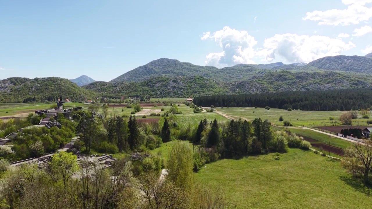Dronekuva vihreistä vuorista ja laitumista Montenegron maaseutumaisemassa, Euroopassa