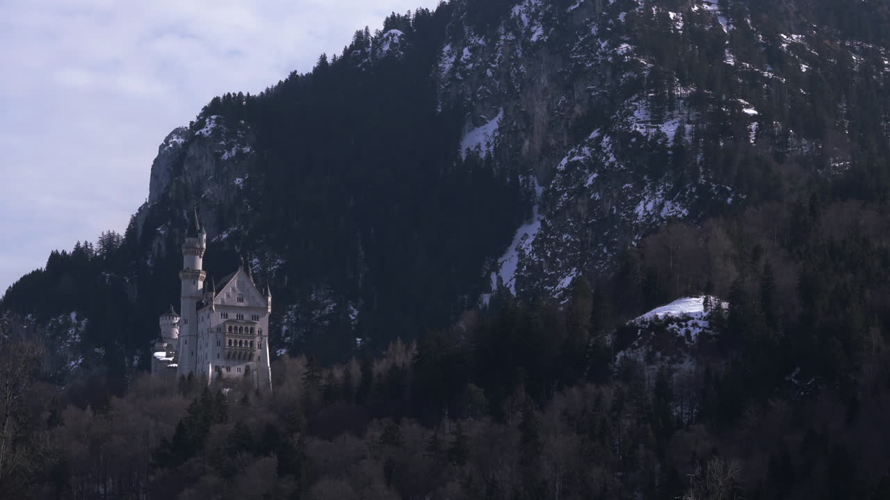 castillo de neuschwanstein en la vista de distancia desde una calle de material de archivo de 4k de schwangau