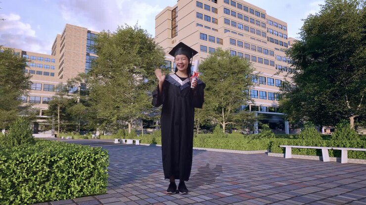 Laureata che tiene in mano il diploma nel campus.