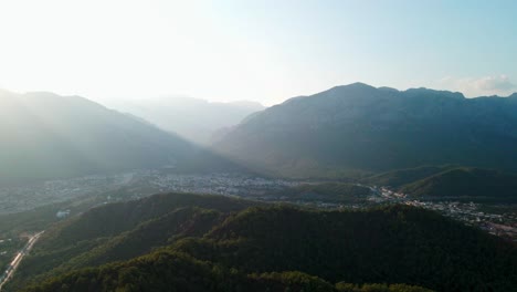 4K-Drohnenaufnahmen-Aus-Der-Luft-Eines-Sonnenuntergangs-über-Bergen-In-Der-Nähe-Der-Stadt-Kemer