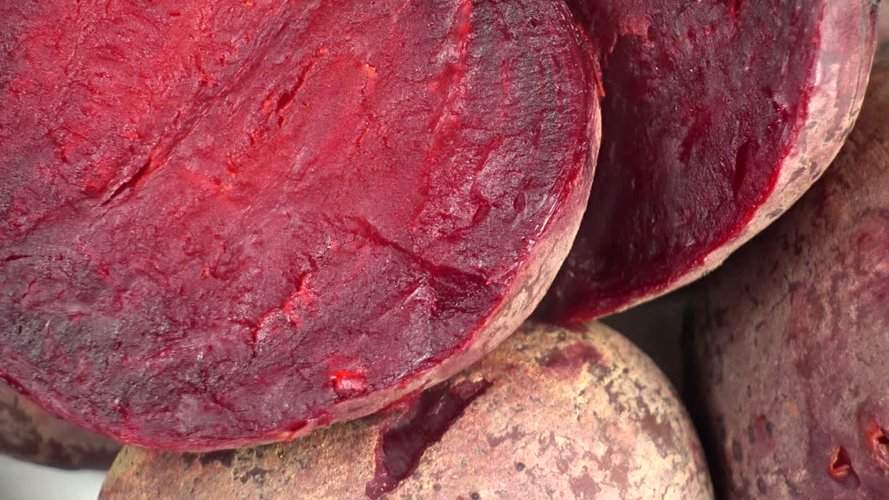 Barbabietola rossa bollita calda. Riprese in cucina.