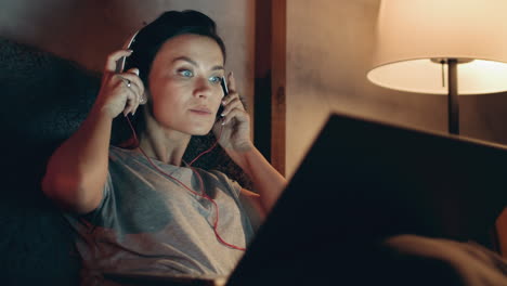 La-Mujer-Comienza-A-Ver-Una-Película-En-Una-Computadora-Portátil.-Morena-Escuchando-Música-Con-Auriculares.