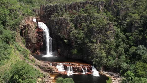 Luftaufnahme-Des-Wasserfalls-Der-Kathedrale-Und-Des-Affenflusses-Im-Komplex-Do-Monkey-In-Chapada-Dos-Veadeiros-Goiás,-Brasilien,-Sonniger-Tag,-Wasserfall-Und-Vegetation-Des-Cerrado