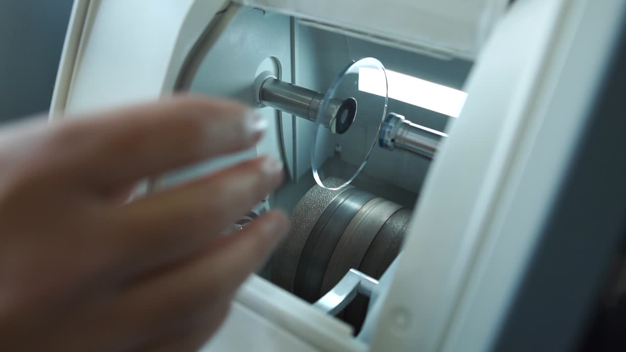 офтальмолог с линзой - медицинским инструментом