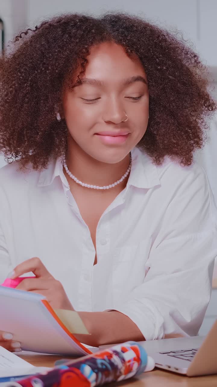 Giovane donna afroamericana parla con il capo tramite connessione video sul laptop.