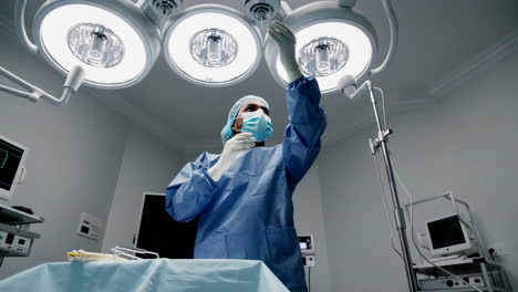 cirujano en la sala de operaciones