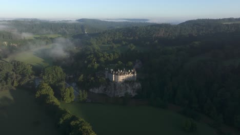 Amplia-Vista-Del-Castillo-De-Walzin-Rodeado-De-Naturaleza-En-Bélgica,-Aérea