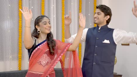 pareja bailando en diwali
