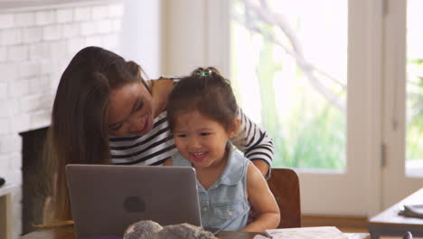 Madre-E-Hija-Ven-Una-Película-En-La-Computadora-Portátil-En-Casa-Juntos