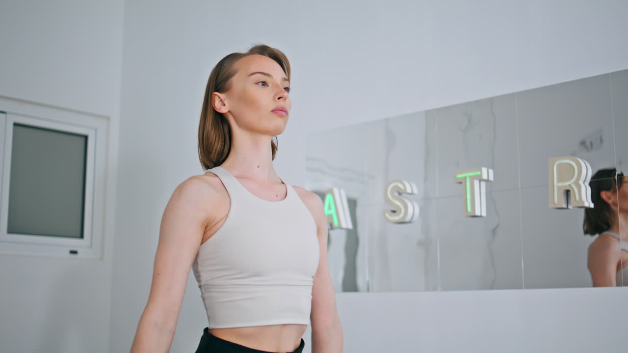 atletas motivados ejercicios de banda de estiramiento en casa. entrenamiento de fitness para mujeres en forma