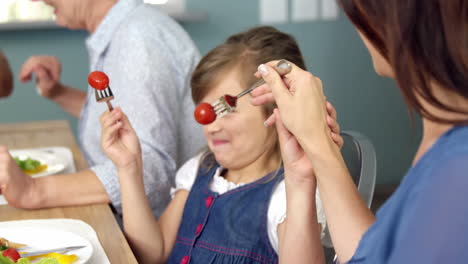 madre y hija lindas jugando con tomates