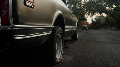 Truck-with-a-flat-tyre-on-a-neighborhood-street