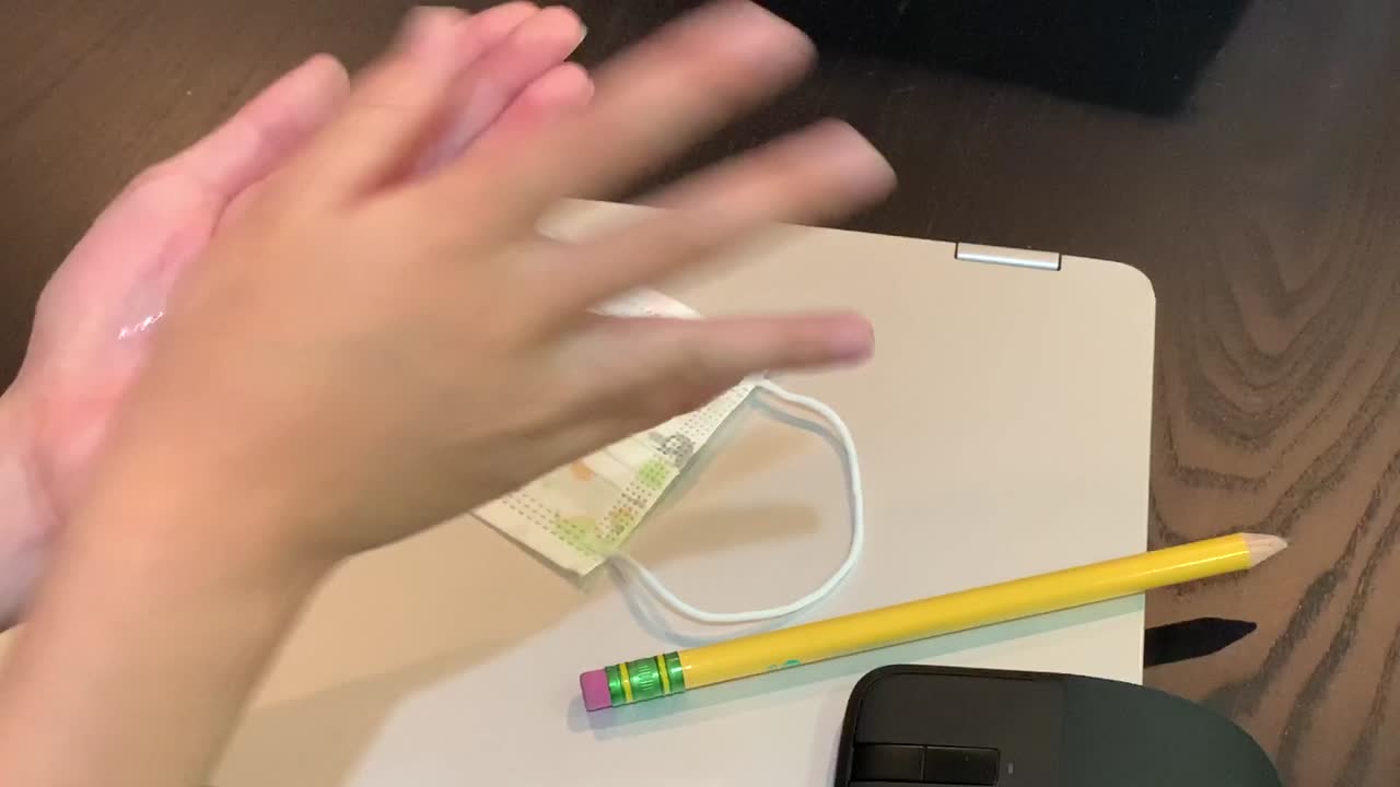 세균과 바이러스를 죽이기 위해 손 소독제를 문지르는 작은 손