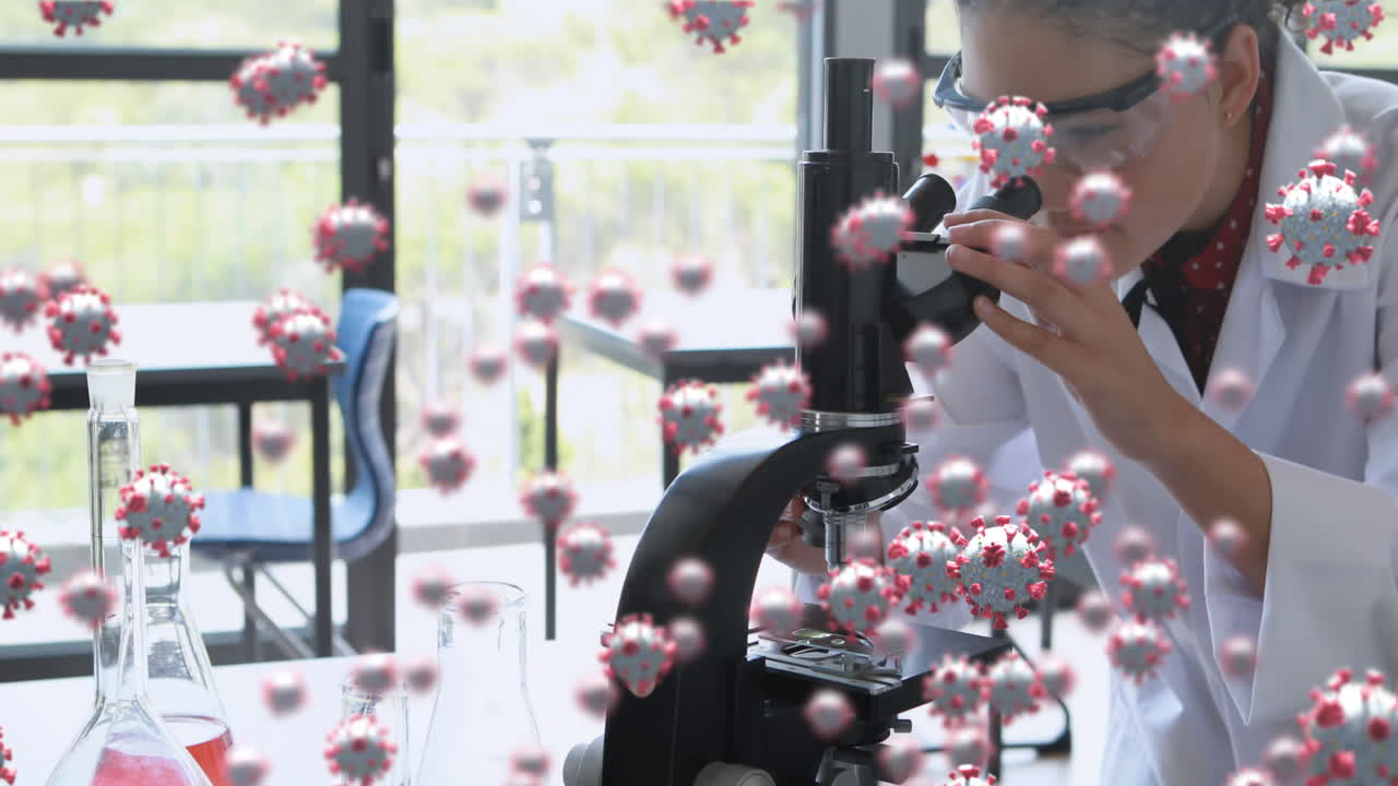 코로나19 세포를 현미경을 사용하여 여성 과학자에 대항합니다.