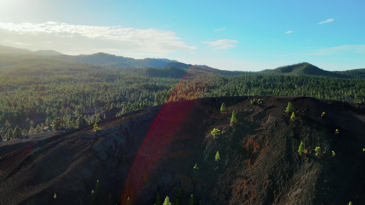 테네리페 스페인, 초록색 숲을 배경으로 먼지 산을 가로질러 공중 판, 빨간색 렌즈 플레어