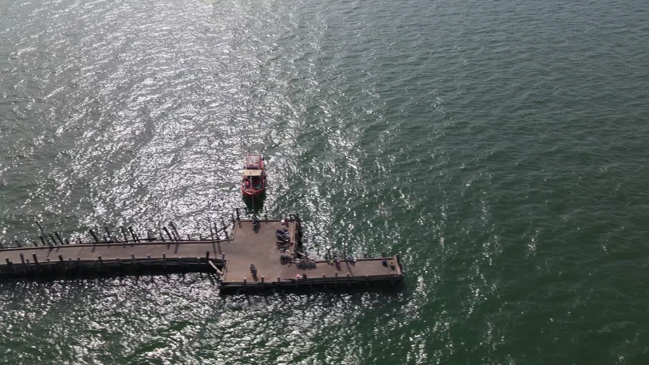 낚시 보트, 파타야, 태국과 함께 파타야 낚시 부두의 끝 부분을 드러내는 왼쪽으로 미끄러지는 항공 영상