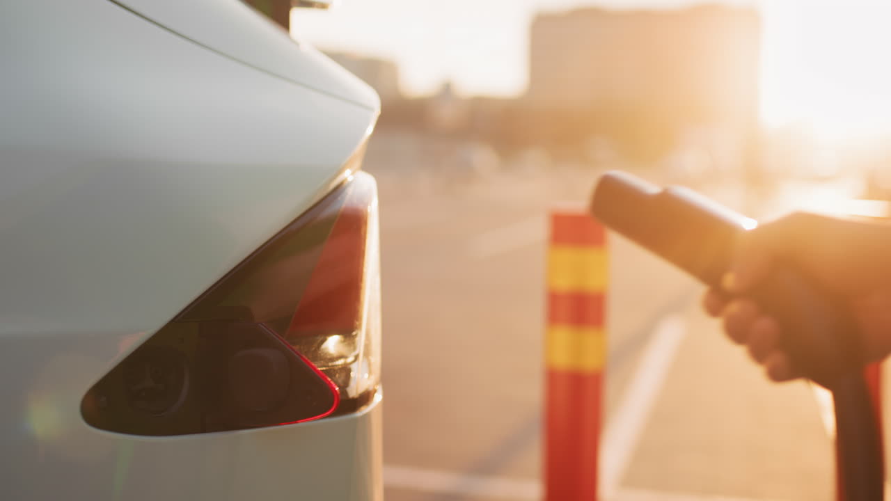 carga de automóviles eléctricos al atardecer
