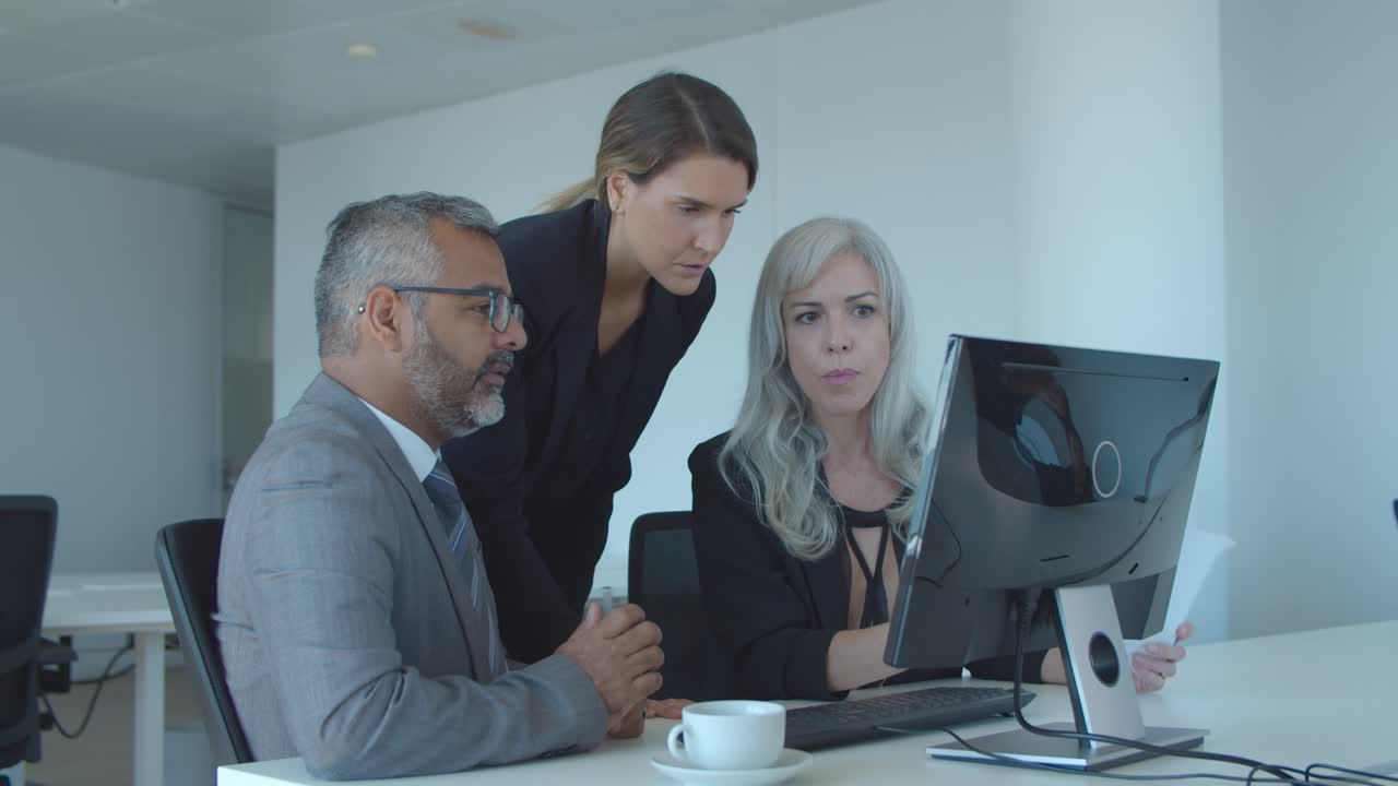 colegas de negocios serios viendo y discutiendo la presentación