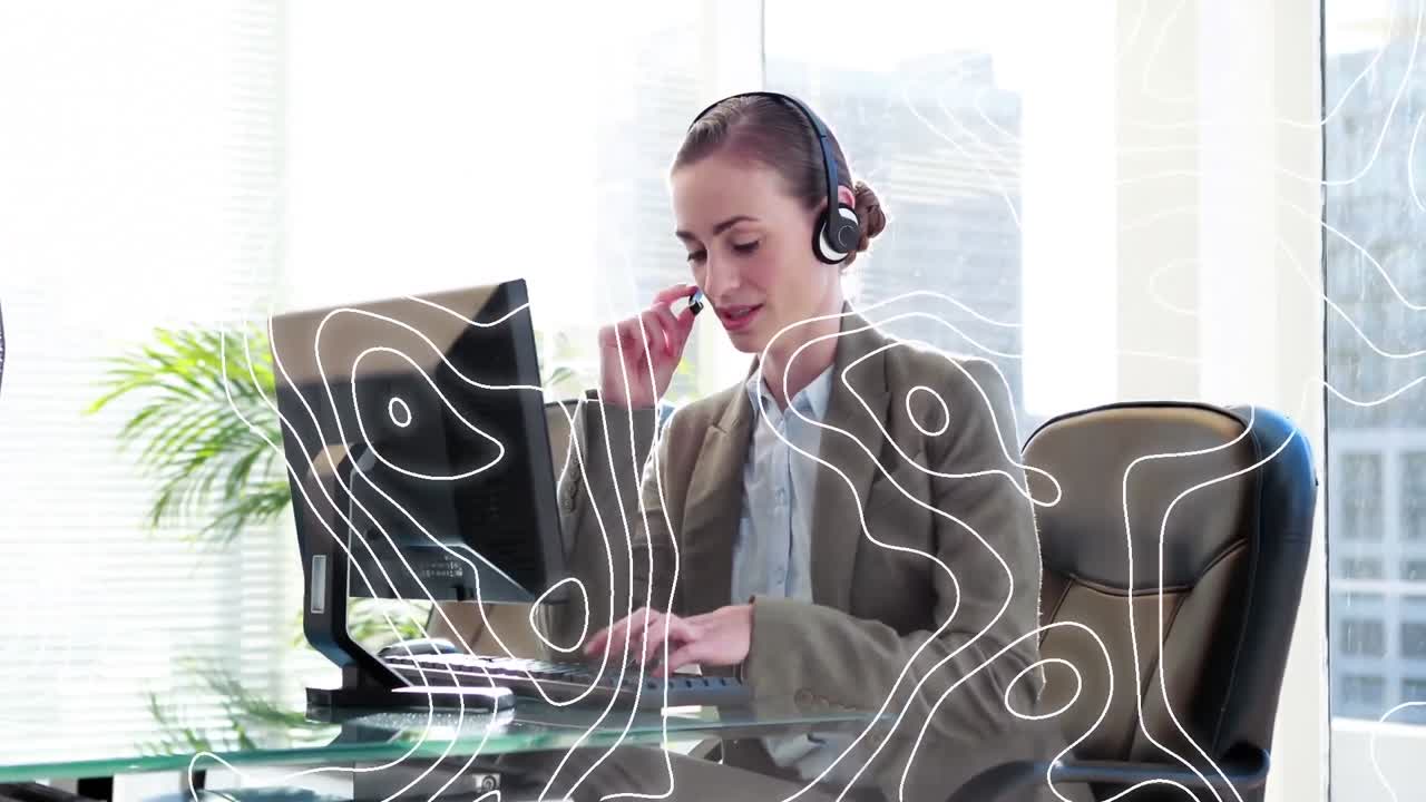 Animazione di linee in movimento su una professionista che indossa una cuffia telefonica