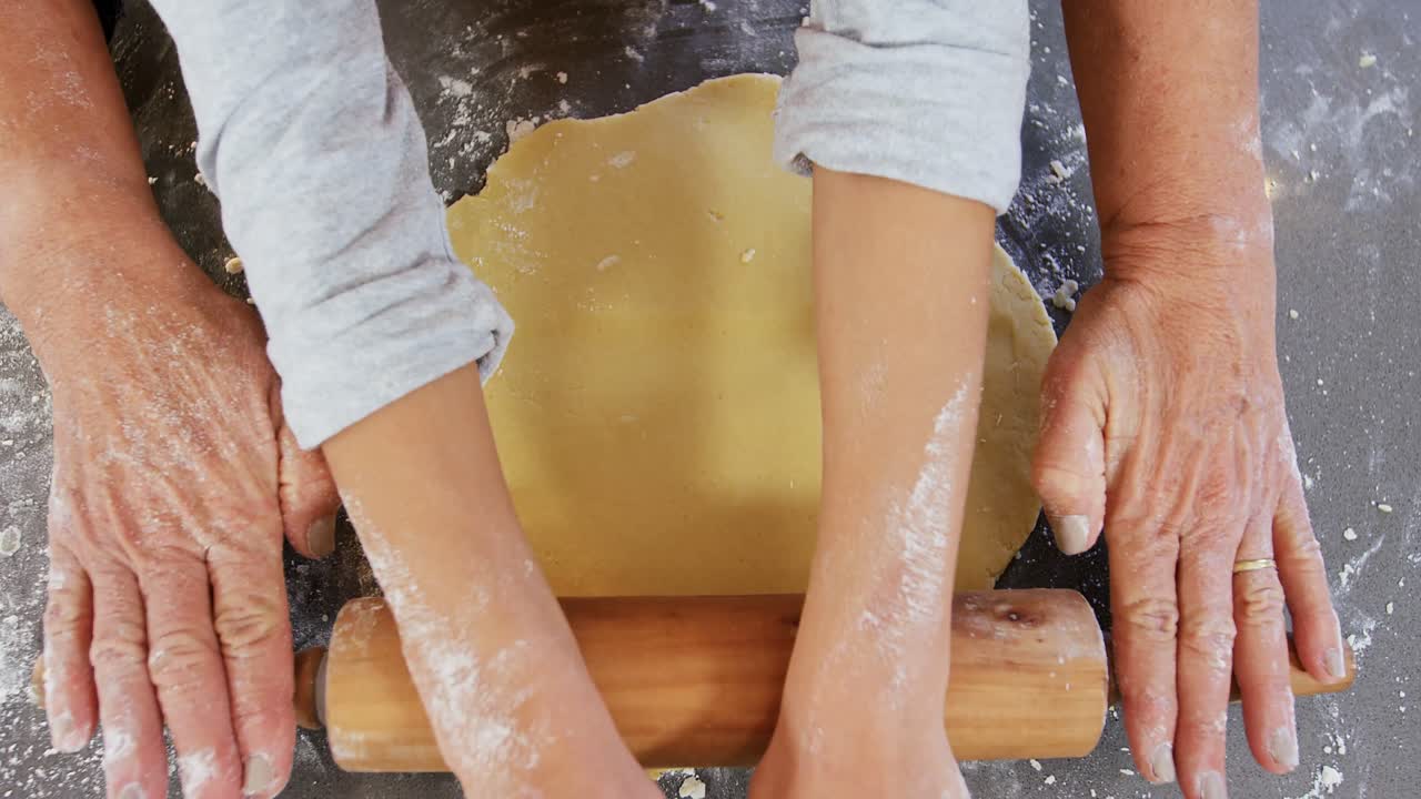 abuela y las manos de la niña aplanando la masa con un rodillo 4k 4k