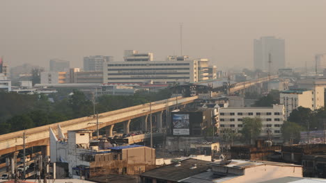 Skytrain,-Der-Bei-Sonnenaufgang-Von-Der-Dockingstation-Abhebt