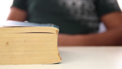 estudiante aburrido no leyendo libros de tareas