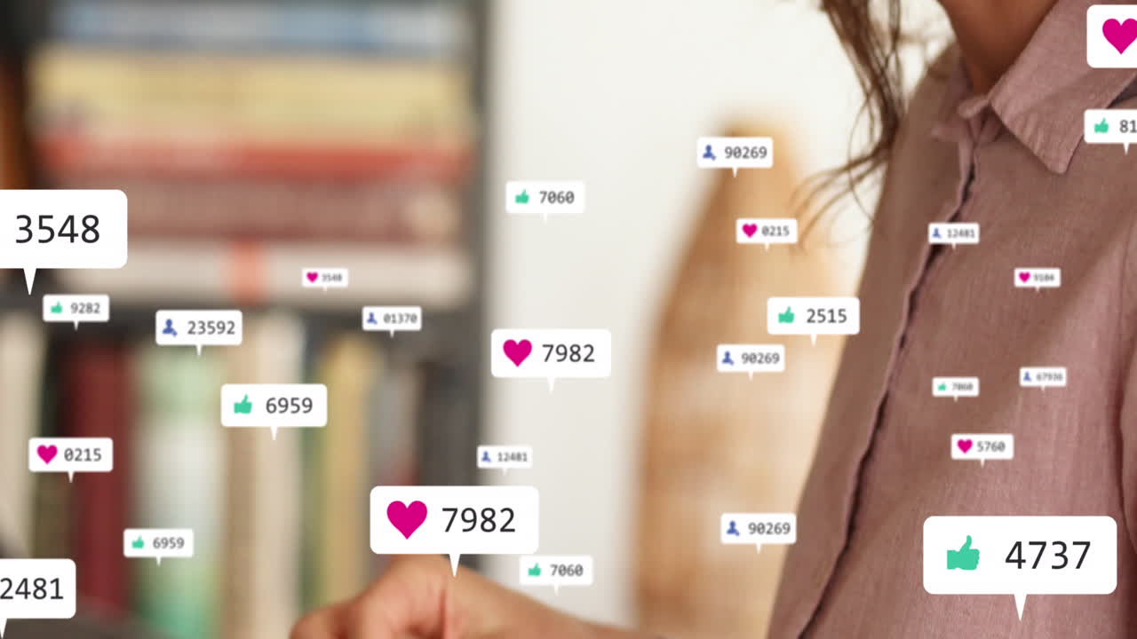 소셜 미디어 텍스트와 아이콘의 애니메이션 카우카시안 여성이 집에서 sawing