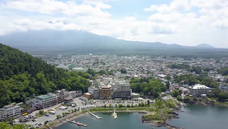 Vista-Aérea-Del-Monte-Fuji-Desde-Minamitsuru-Sobre-El-Mar-De-Kawaguchi.